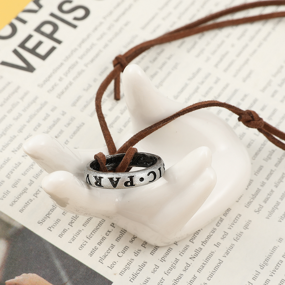 Game Anime Leather Chain Ring  - Vintage Collectible Item recension och pris